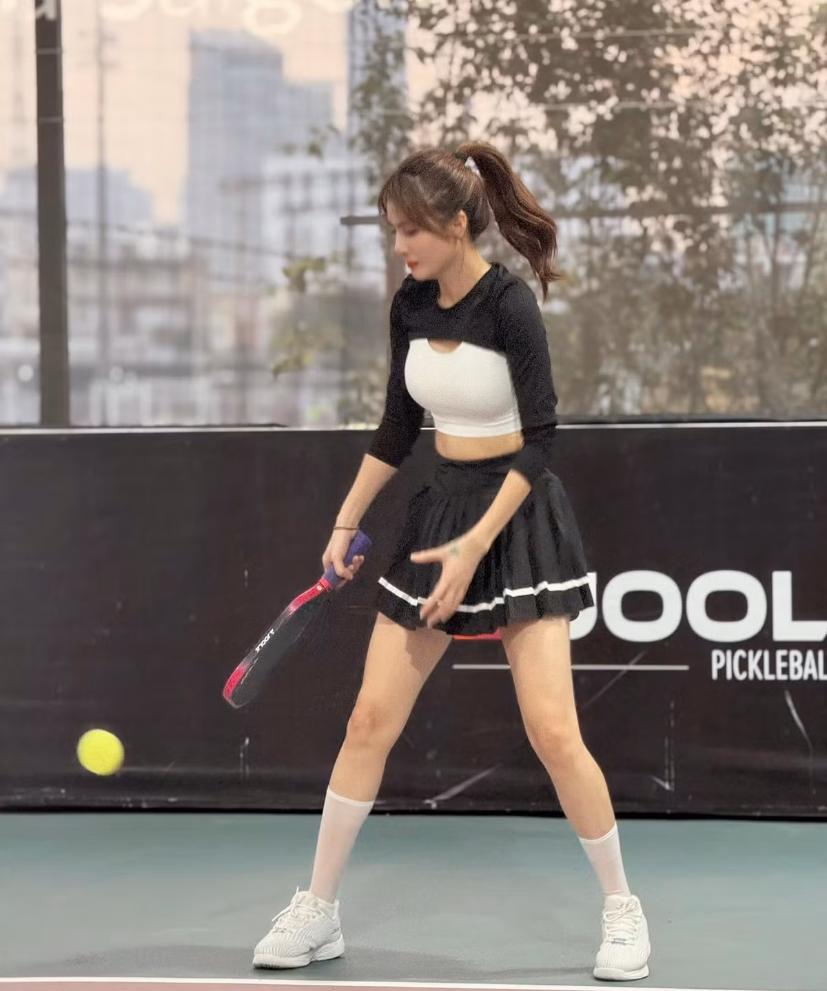 Với những người theo dõi cô nàng, có thể nhận thấy thời trang pickleball của Khánh Chi ngày càng đa dạng, năng động nhưng cũng vô cùng thời thượng.