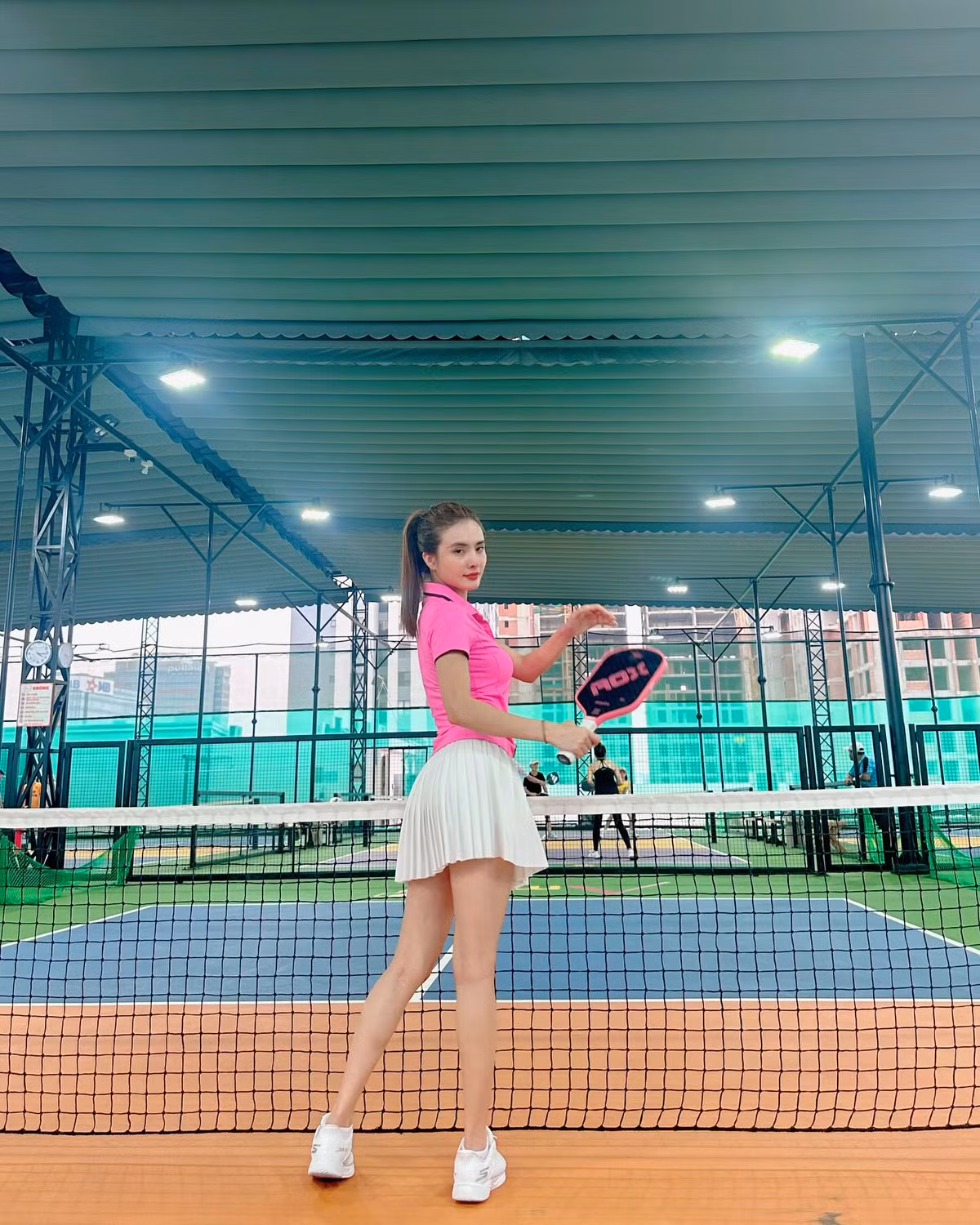 Một lần khác, em gái Công Vinh diện chân váy ngắn màu trắng kết hợp cùng áo polo màu hồng đơn giản nhưng năng động.