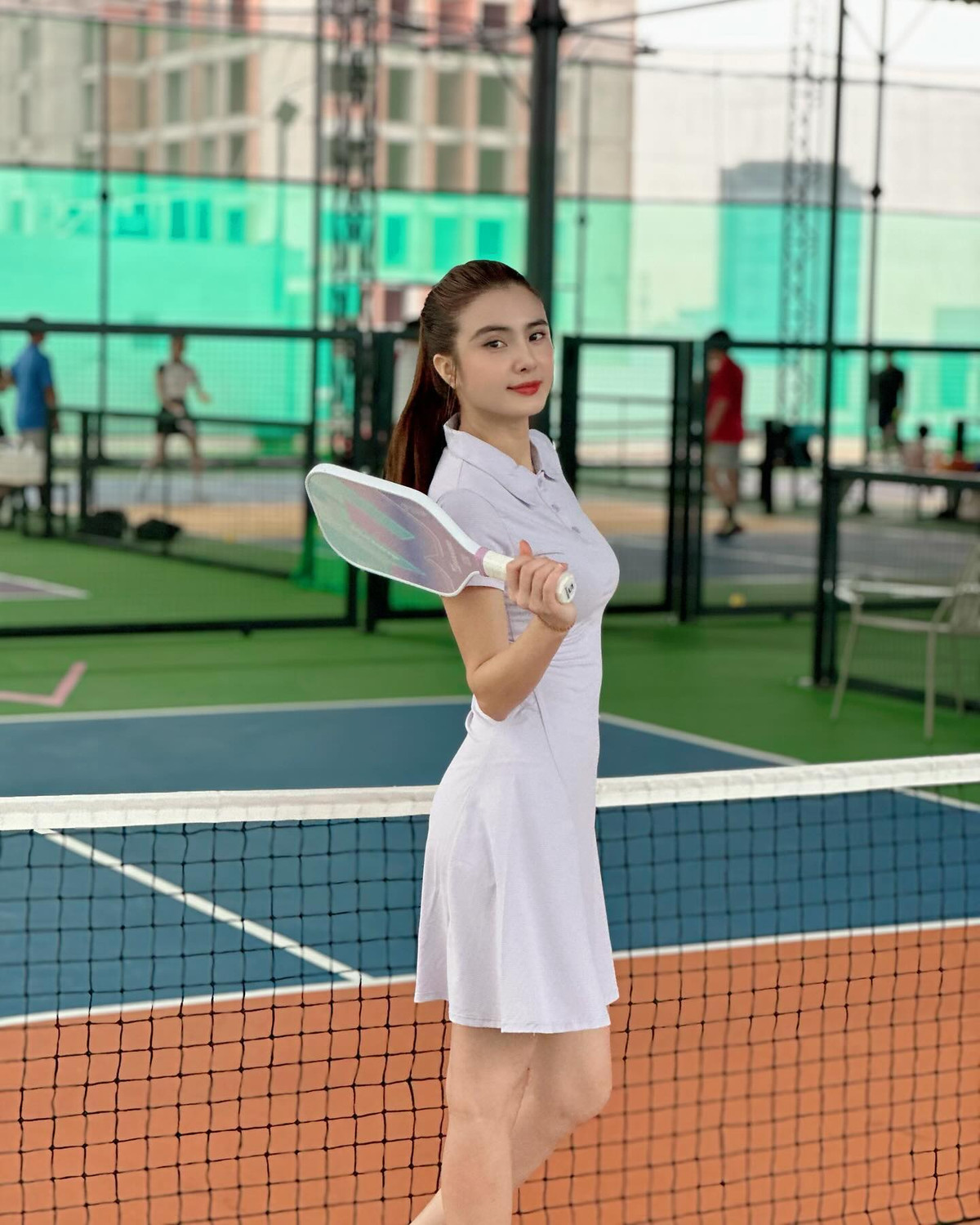 Khánh Chi chọn trang phục váy trắng thoải mái, kiểu tóc buộc cao gọn gàng. "Làm những gì mình thích đó là tự do, thích những gì mình làm đó là hạnh phúc", Lê Khánh Chi viết trên trang cá nhân.