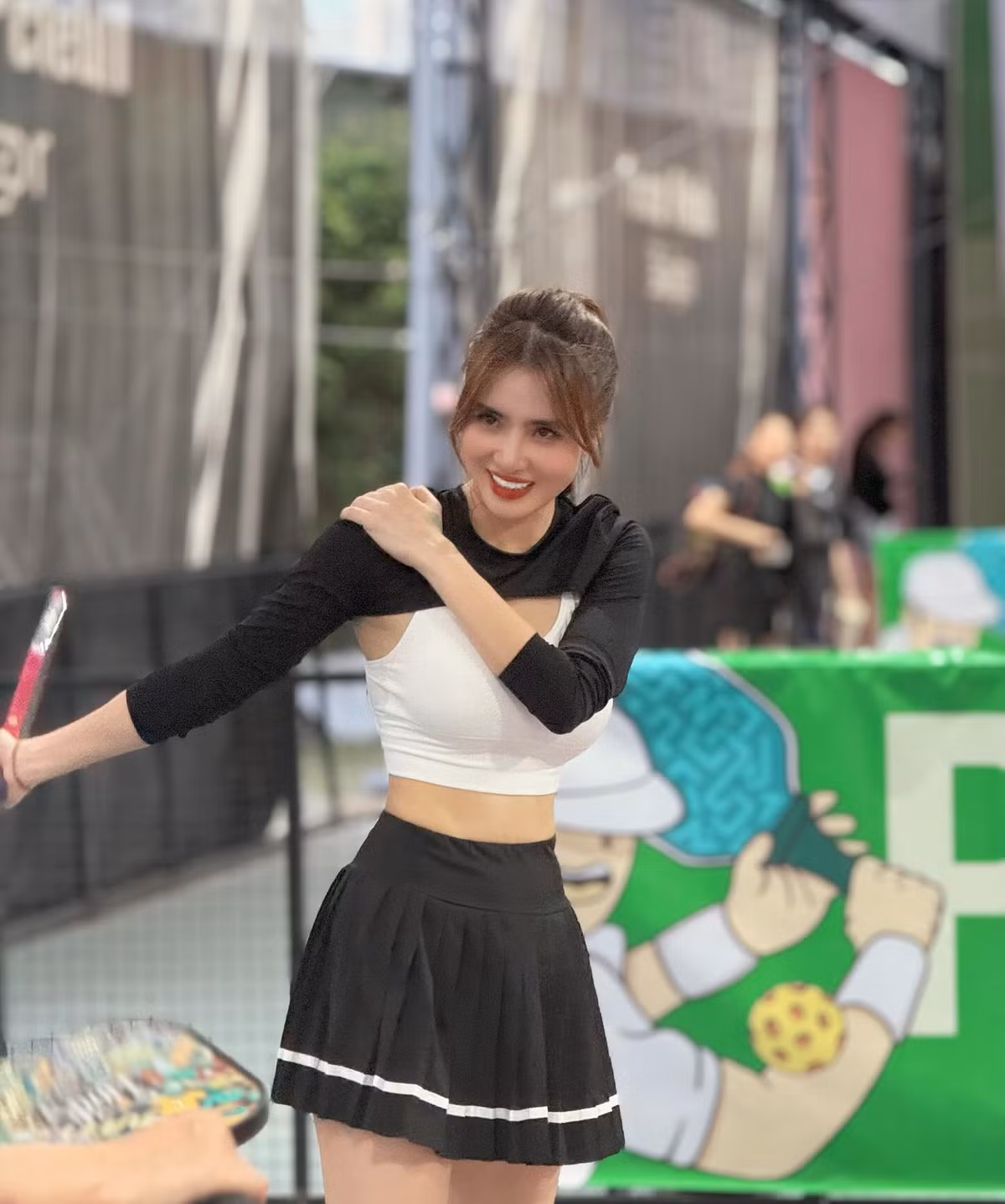 Bên dưới bài đăng dân tình hết lời khen ngợi nhan sắc và vóc dáng của Khánh Chi.