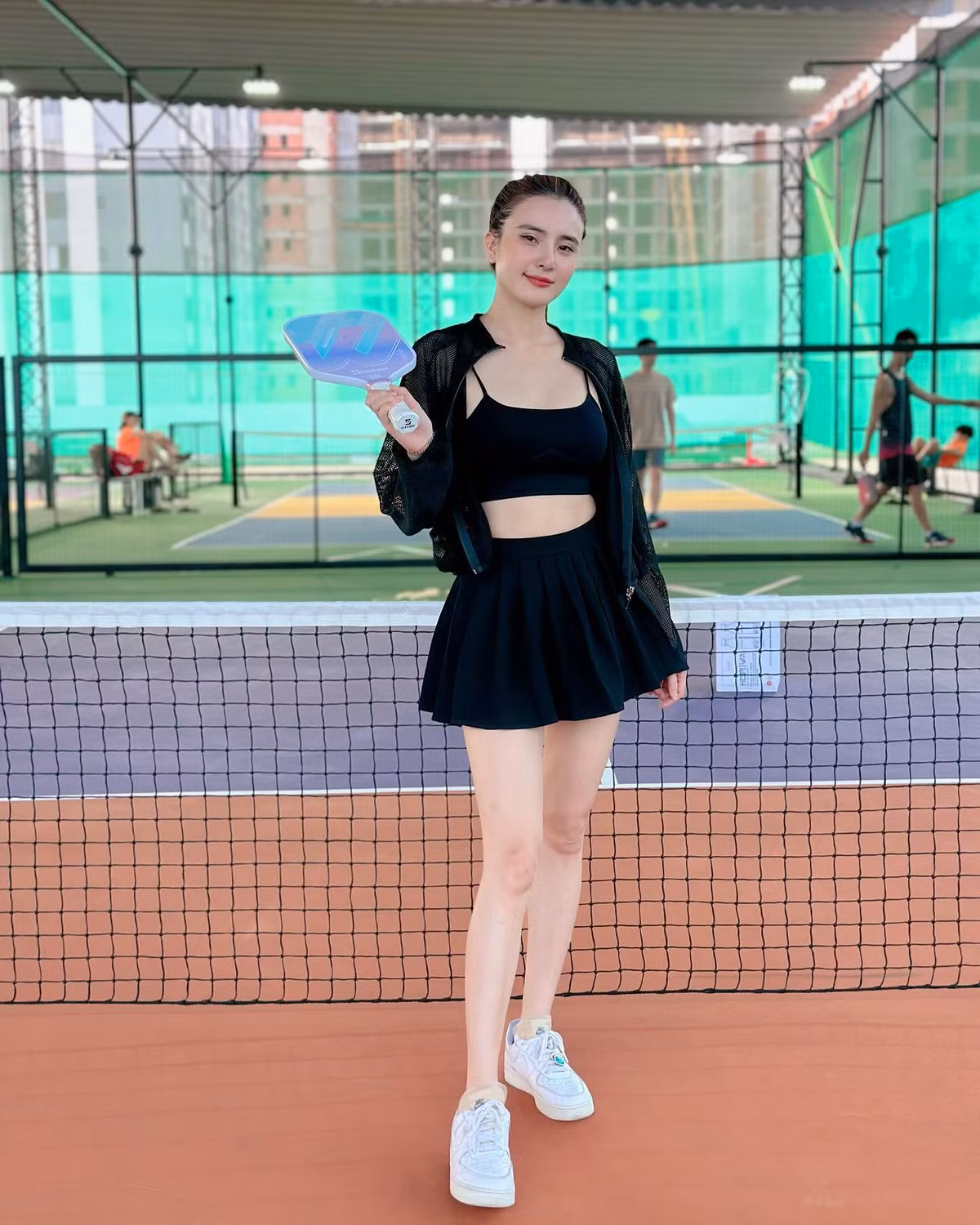 Sau những góp ý của dân tình về trang phục có phần "mát mẻ" ngoài sân pickleball, Lê Khánh Chi đã lựa chọn những trang phục kín đáo nhưng vẫn tôn lên vóc dáng gợi cảm.