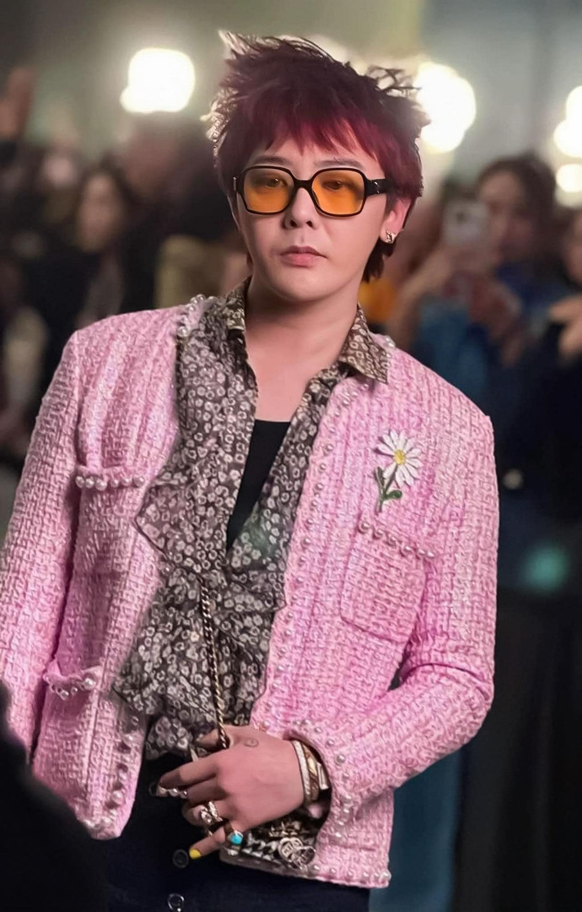 G-Dragon là nghệ sĩ Kpop tiên phong cho trào lưu thời trang unisex (phi giới tính). Anh có khả năng nâng tầm những món đồ "cộp mác" dành cho nữ như quần áo vải tweed mang màu sắc sặc sỡ, túi xách chần bông, trang phục in hoa, phụ kiện đính đá lấp lánh… (Ảnh: @xxxibgdrgn).