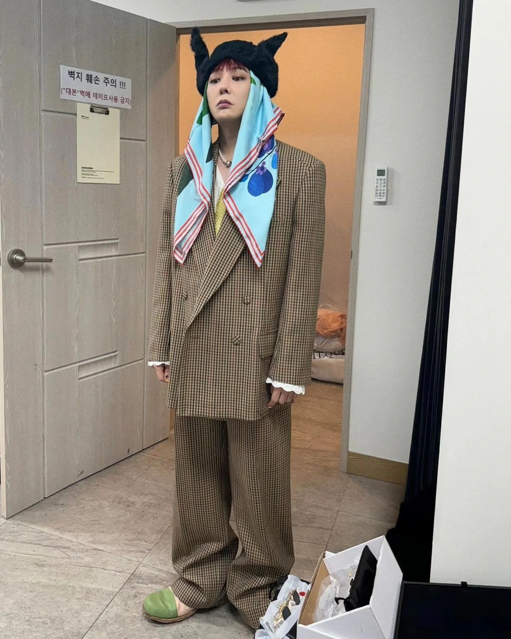 Đây không phải lần đầu tiên G-Dragon xuất hiện với trang phục bà thím này. Trước đó, anh nhiều lần lăng xê mốt mặc đồ thùng thình, trên đầu cột khăn. (Ảnh: @dispatch_style).