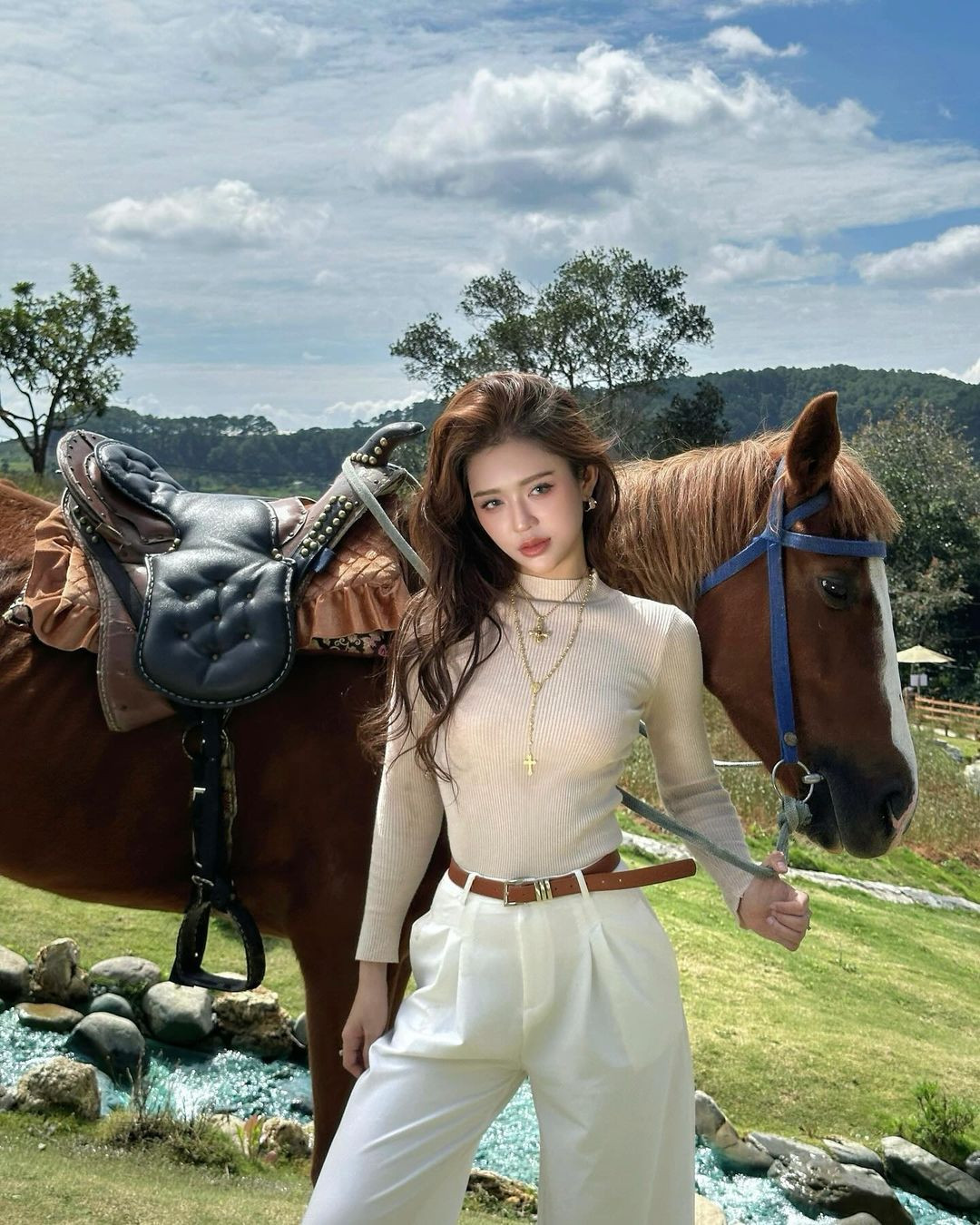 Yến từng được biết đến trong đoạn clip che nắng cho bạn, nổi như cồn trên mạng xã hội năm 2018. Chỉ với với video ngắn 10s được cư dân mạng chia sẻ không ngừng, Hoàng Yến khiến nhiều người ấn tượng với vẻ ngoài xinh đẹp, trong trẻo của mình.