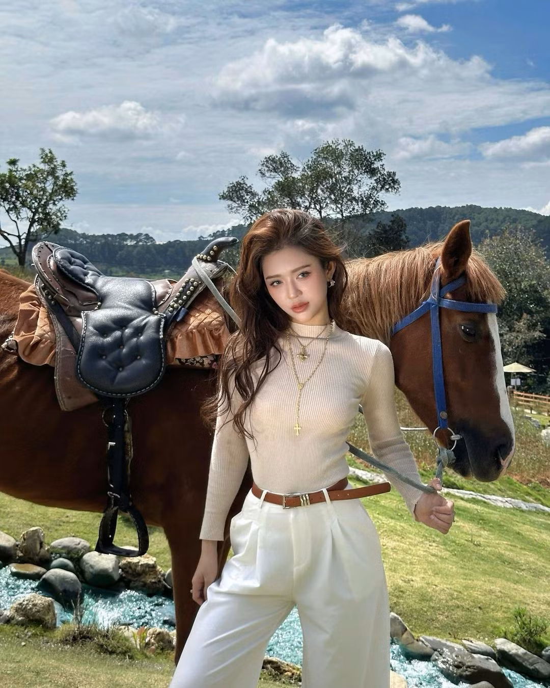 Yến từng được biết đến trong đoạn clip che nắng cho bạn, nổi như cồn trên mạng xã hội năm 2018. Chỉ với với video ngắn 10s được cư dân mạng chia sẻ không ngừng, Hoàng Yến khiến nhiều người ấn tượng với vẻ ngoài xinh đẹp, trong trẻo của mình.