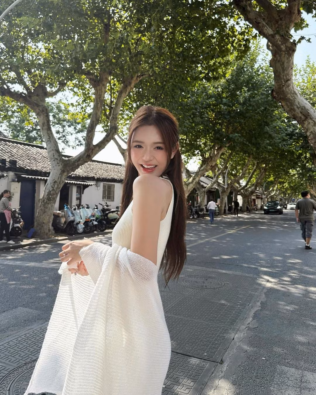 Ngoài đời thường, mỹ nhân Đồng Nai thích mê những chiếc váy nữ tính, gợi cảm vừa đủ với hoạ tiết hoa ngọt ngào như nàng thơ.