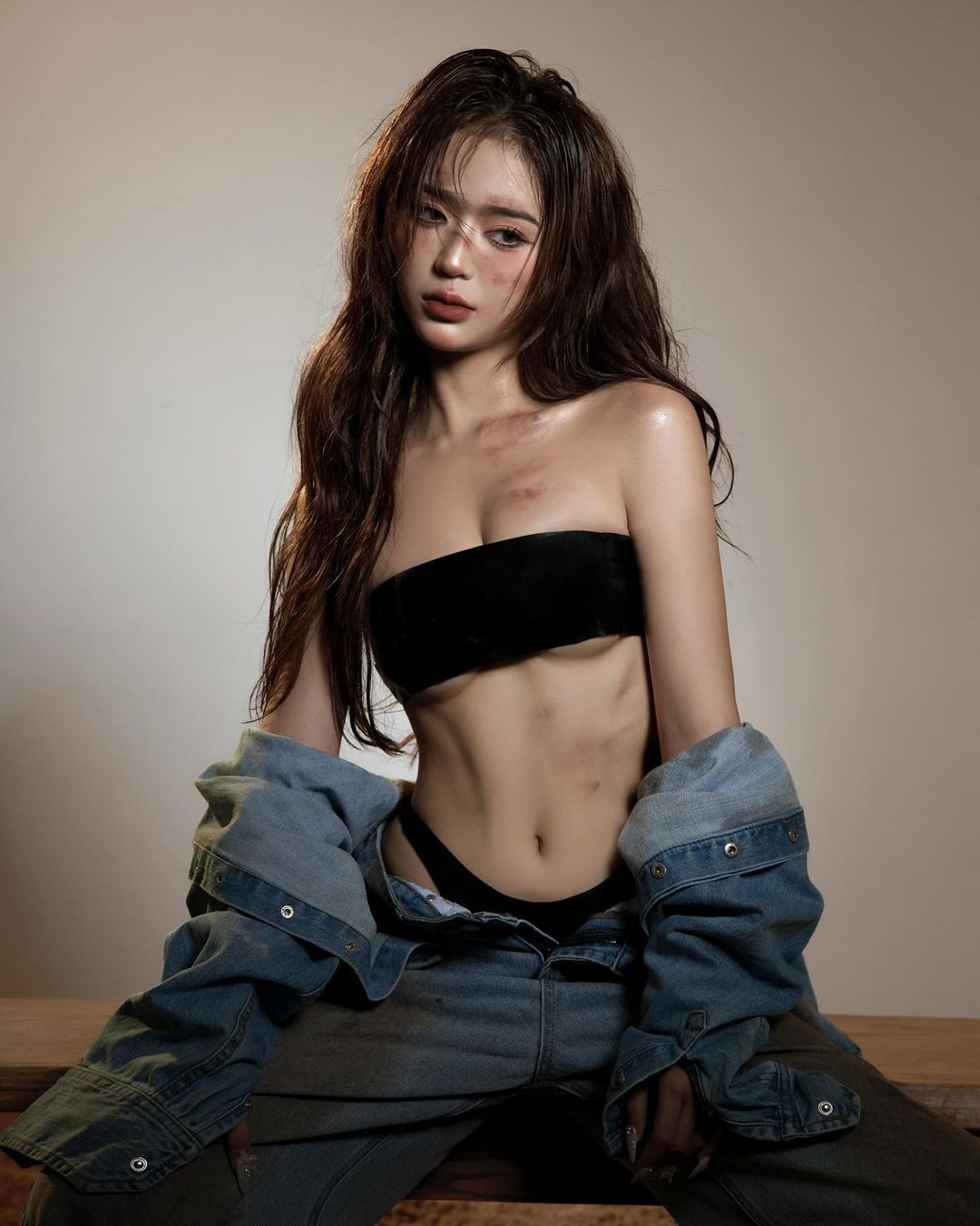 Nếu như trước đây, Hoàng Yến được nhận xét sở hữu các đường nét trong trẻo, xinh xắn thì hiện tại, gương mặt cô nàng sắc sảo hơn, ấn tượng hơn, tuy nhiên vẫn giữ được nét xinh xắn nhẹ nhàng.