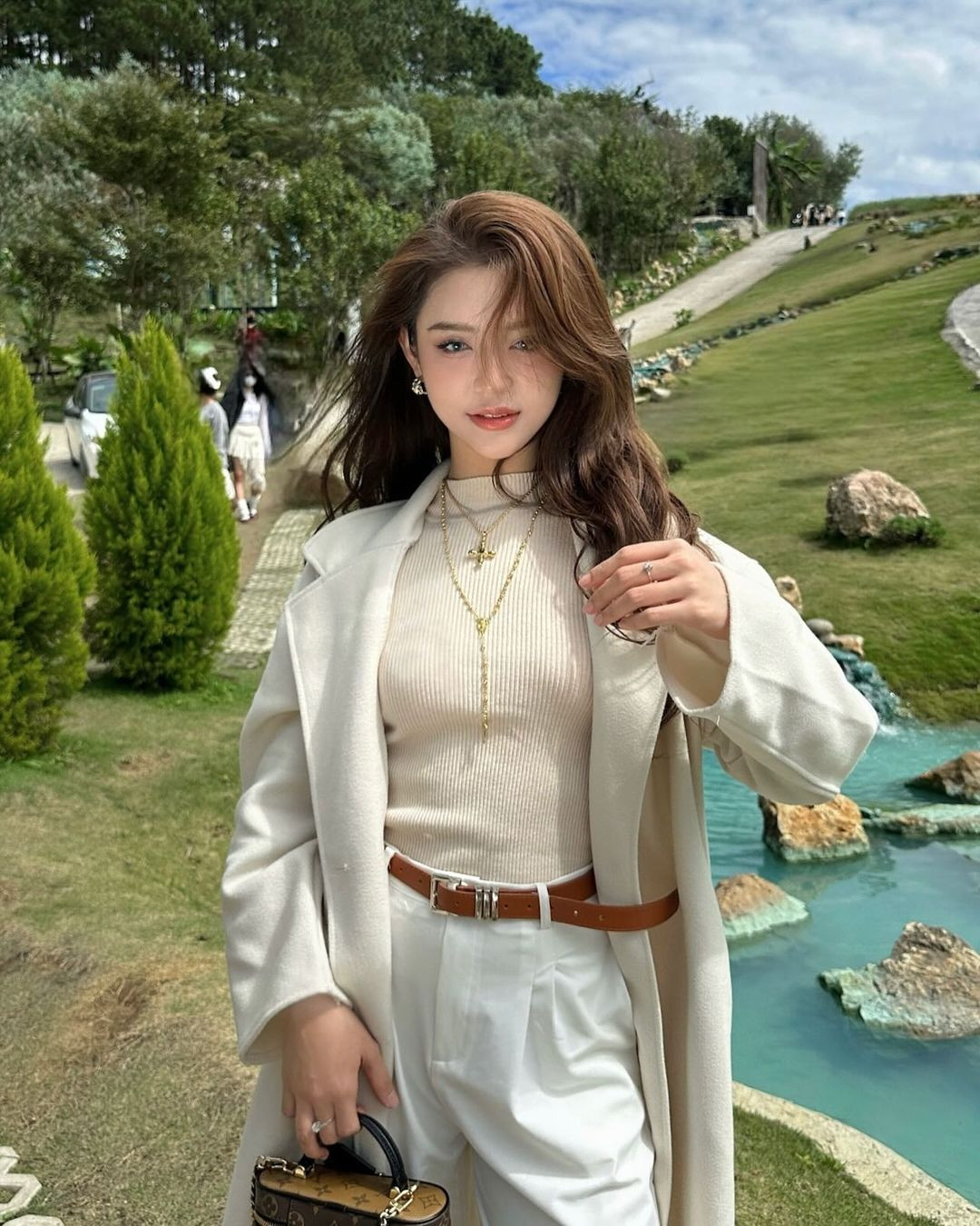 Cô nàng không chỉ xinh đẹp, tài giỏi mà còn là một tín đồ thời trang đúng nghĩa, luôn theo dõi các xu hướng đình đám trong làng mốt.