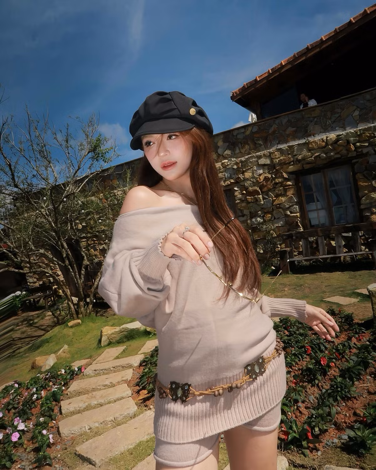 Nhờ có sức hút và sự nổi tiếng trong giới trẻ, Mai Hà Hoàng Yến đã và đang nhận được nhiều hợp đồng quảng cáo, cùng những lời mời hợp tác làm mẫu.