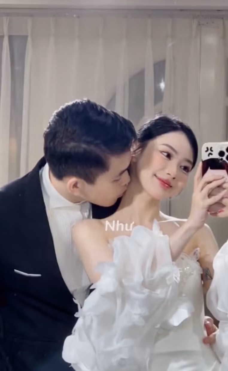 Được biết, “nửa kia” của Vicky Thiên Trần là Hữu Trí, hiện đang làm phi công. Trước khi đi đến hôn nhân, cặp đôi cũng đã có một thời gian dài hẹn hò, yêu đương.
