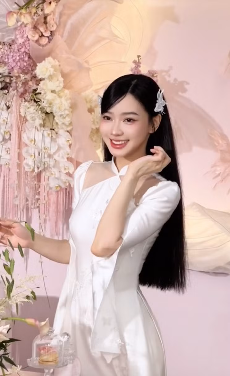 Mới đây, một đoạn clip chia sẻ lại ngày ăn hỏi của một nàng dâu bỗng viral rần rần, thu hút gần 2 triệu lượt xem. Ai nấy đều xuýt xoa với nhan sắc xinh đẹp như xé truyện bước ra của nàng dâu.