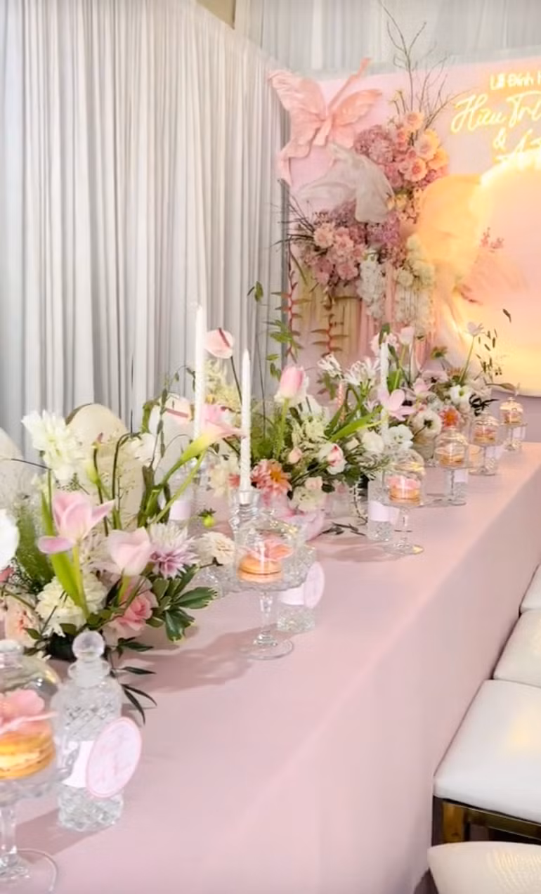 Cô nàng đầu tư cầu kỳ trong đám hỏi, sử dụng 100% hoa tươi. (Ảnh: Tiktok)