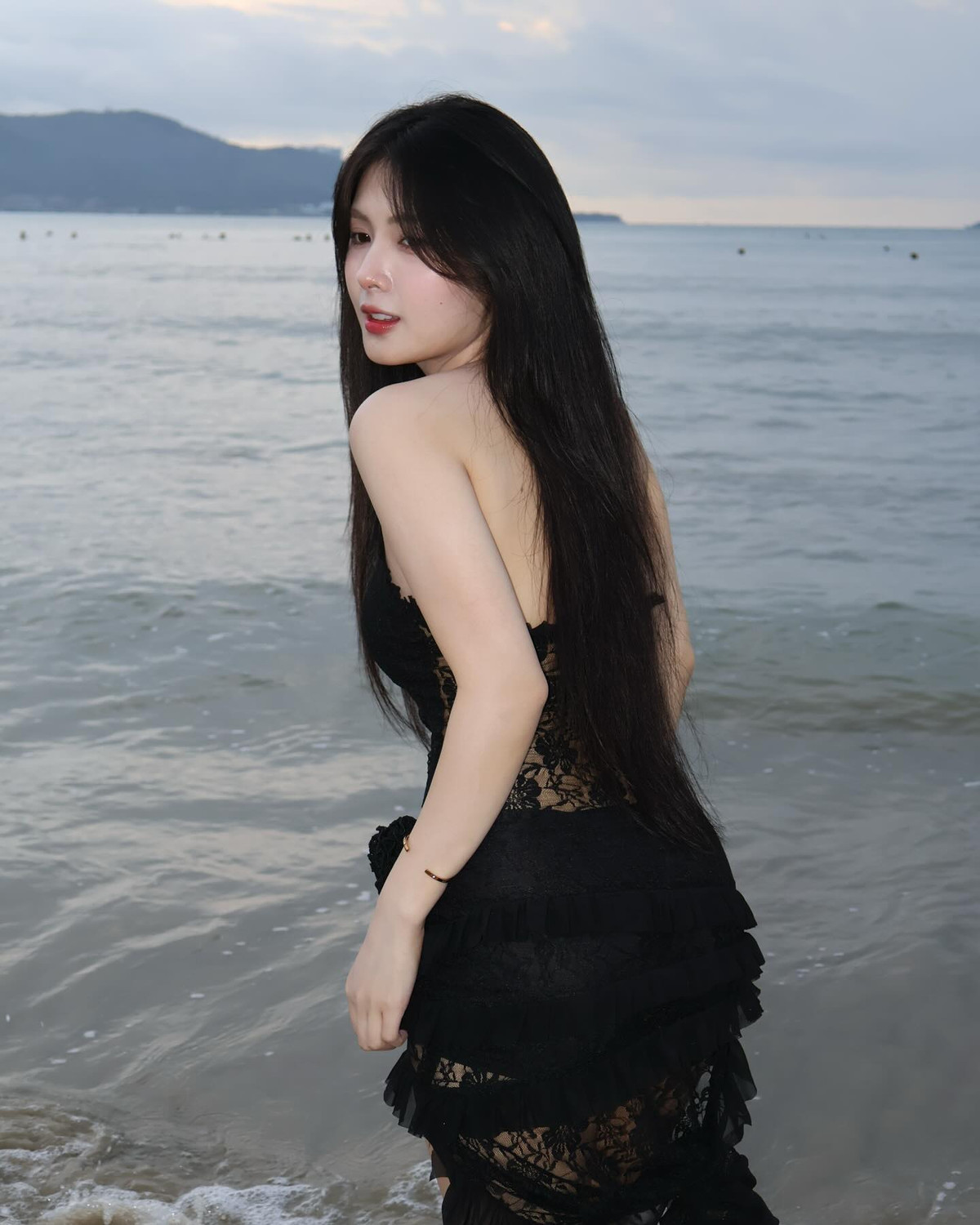 Trong mọi góc ảnh, cô nàng đều khoe trọn đường cong gợi cảm cùng làn da trắng sáng không tì vết.