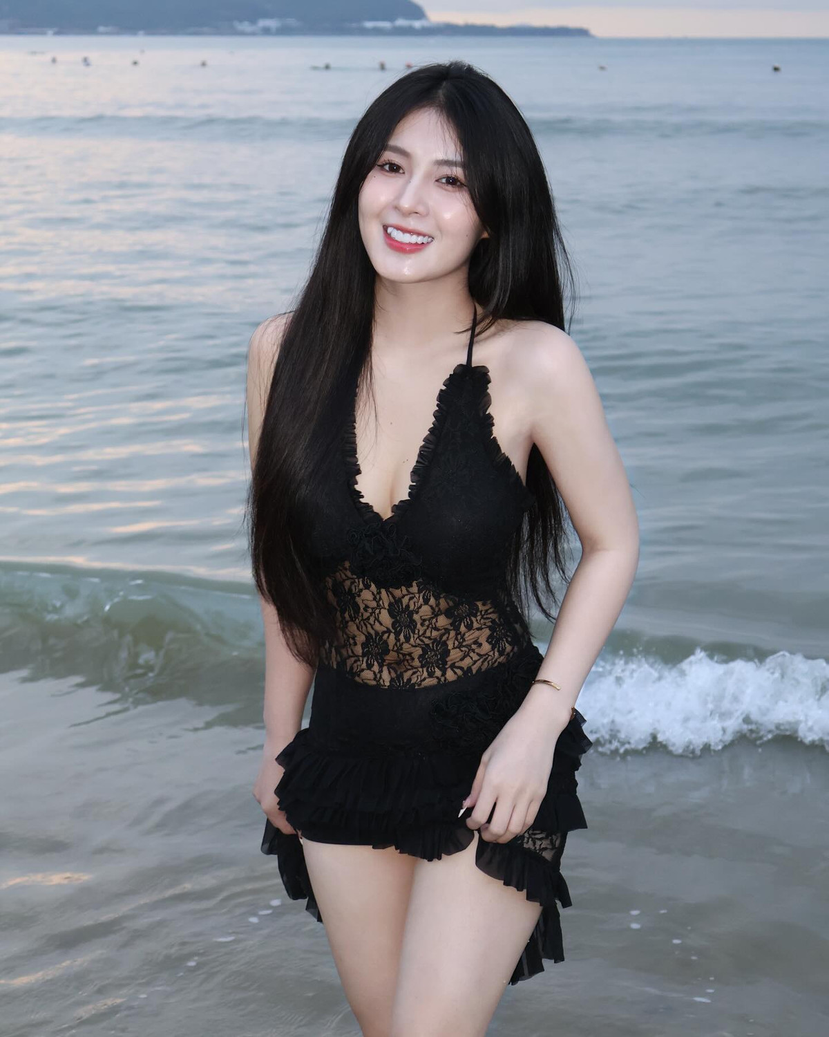 Sau khi tân trang nhan sắc, cụ thể là làm răng sứ, cô nàng tự tin hơn khi cười, nhan sắc cũng thăng hạng đáng kể.