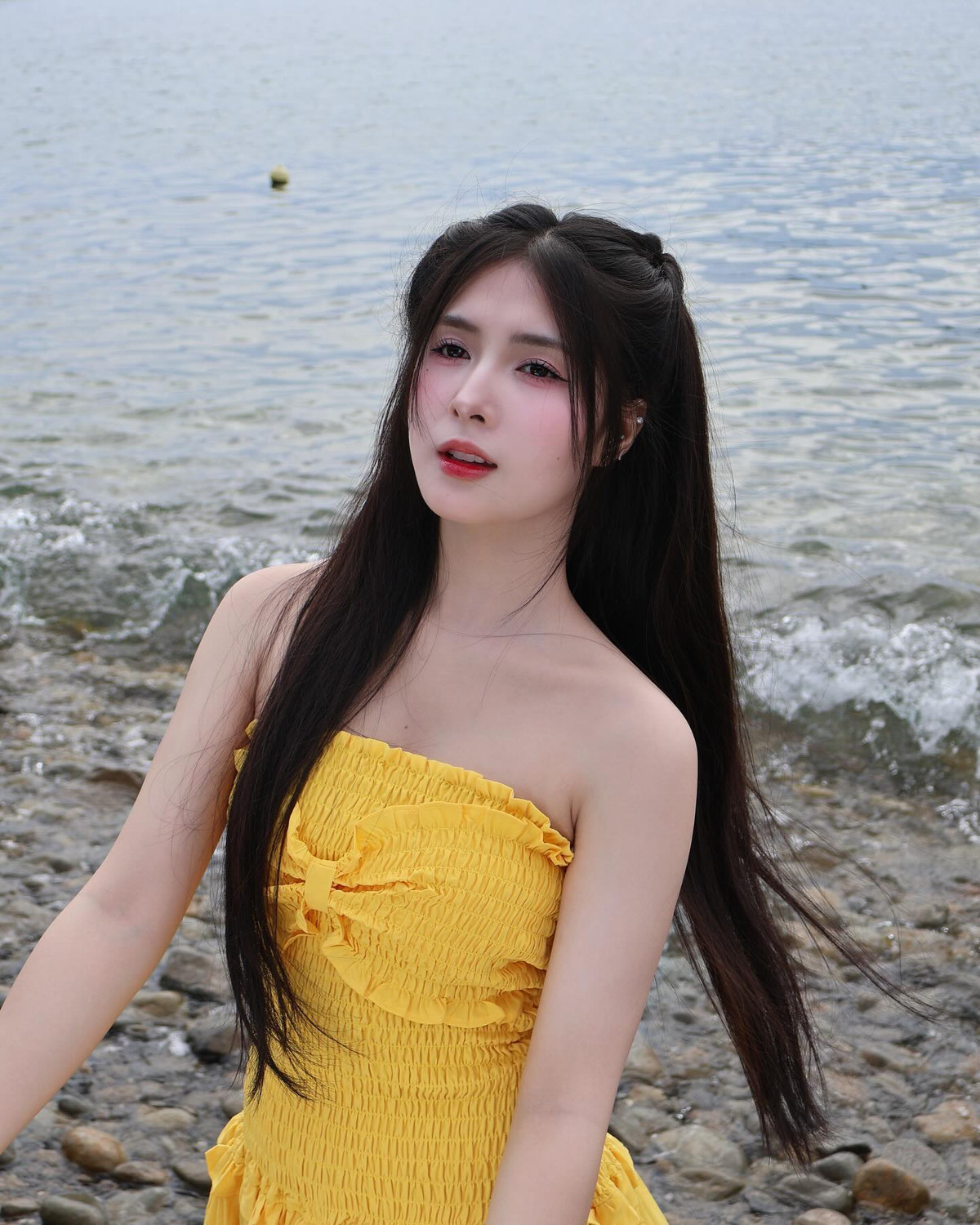 Cô từng vướng vào ồn ào khi có một tài khoản ẩn danh trên TikTok đăng tải đoạn video "bóc phốt" "TikToker QAL từng đi tiếp khách" với nội dung tiêu cực. Cô nàng cũng đã thẳng thắn phản bác lại lời đồn vô căn cứ này.