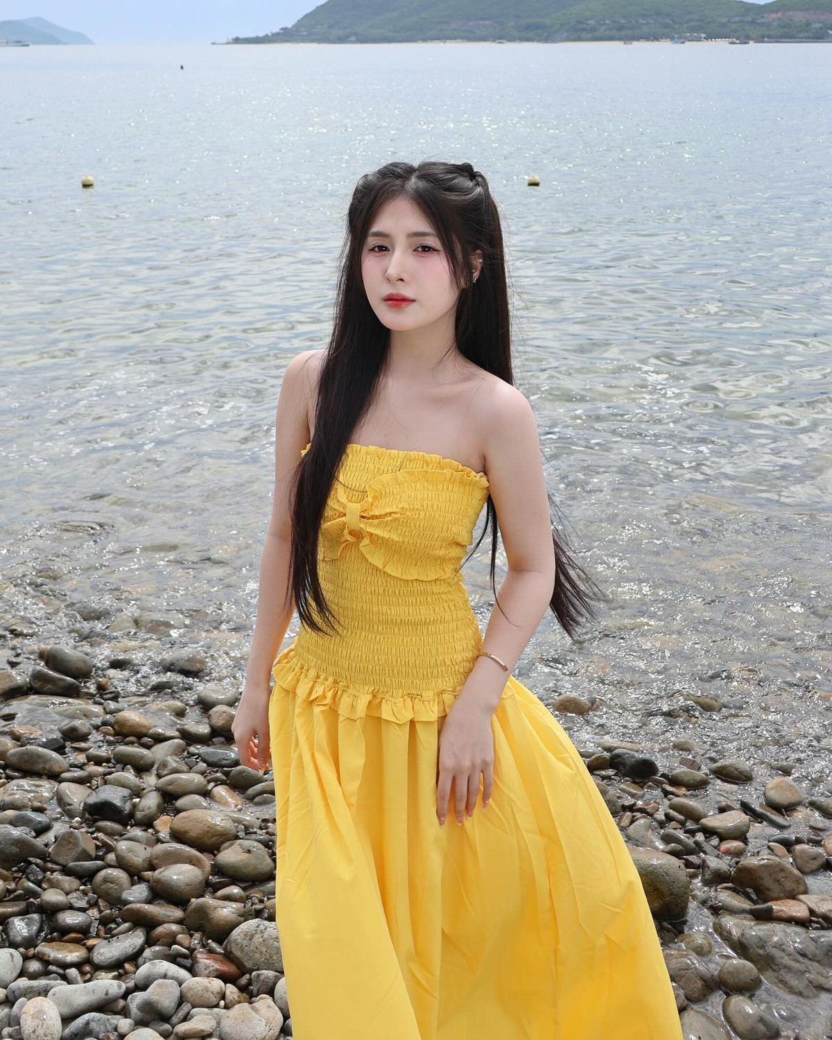 Quỳnh Alee là một cái tên không còn xa lạ trong cộng đồng game thủ Việt Nam. Nổi lên từ những livestream game Liên Quân Mobile với biệt danh “nữ streamer khóc nhè”, Quỳnh Alee nhanh chóng thu hút sự chú ý.