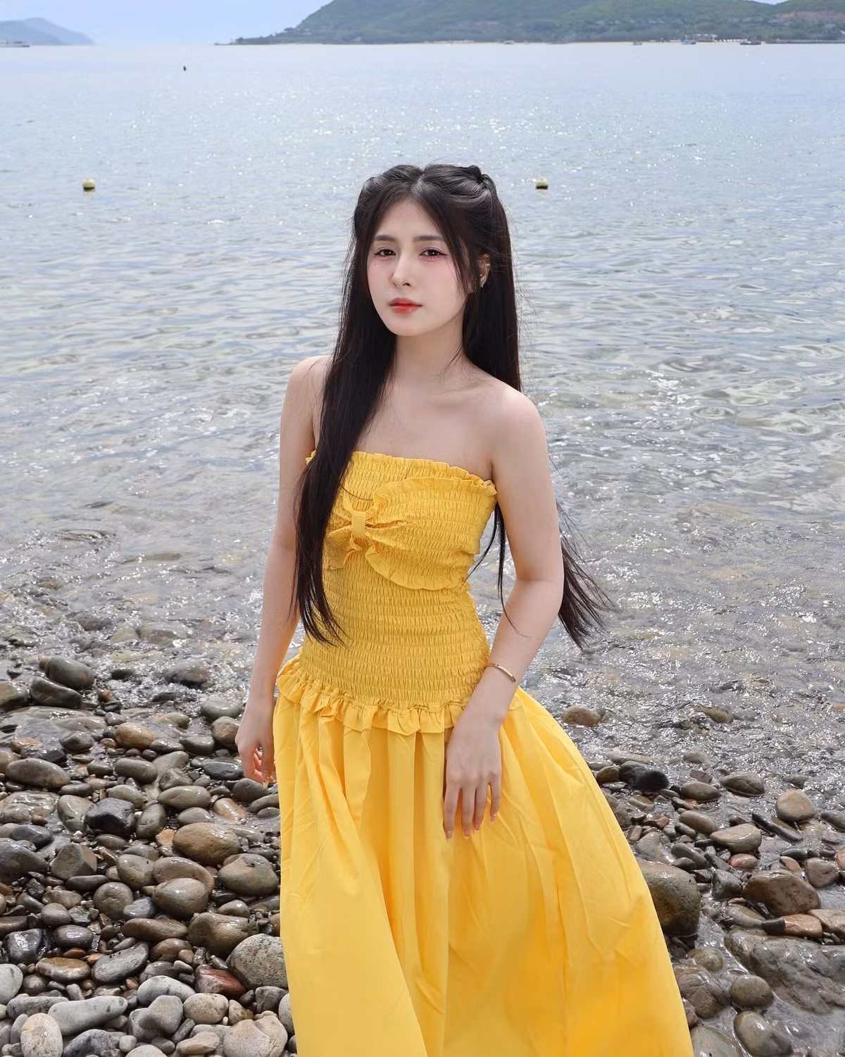 Quỳnh Alee là một cái tên không còn xa lạ trong cộng đồng game thủ Việt Nam. Nổi lên từ những livestream game Liên Quân Mobile với biệt danh “nữ streamer khóc nhè”, Quỳnh Alee nhanh chóng thu hút sự chú ý.