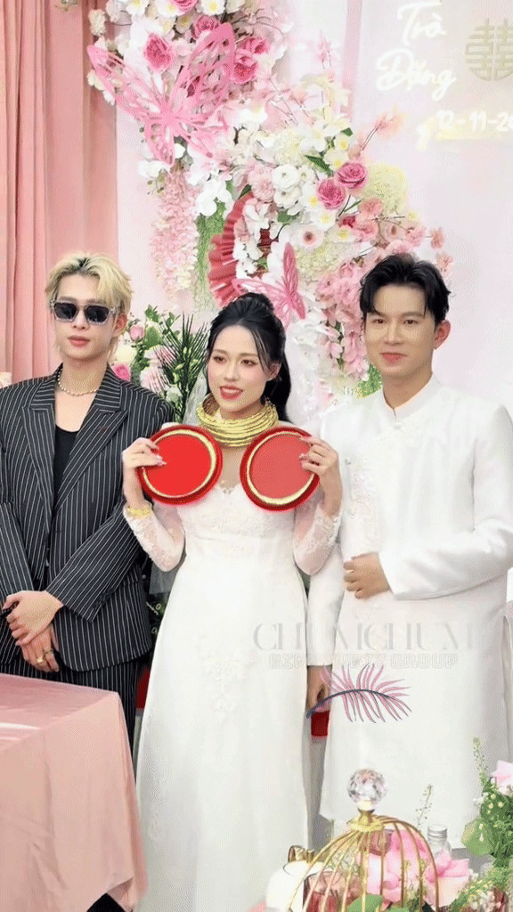 Theo như clip chia sẻ, cả chú rễ lẫn người yêu cũ của Trà Đặng đều cùng nhau hỗ trợ mở hộp quà, đeo vàng cho cô dâu. Nhiều người cho rằng đây đúng là "người yêu cũ cực phẩm" khi chia tay rồi, vẫn quay lại tặng bạn gái cũ món quà cưới giá trị đến vậy.