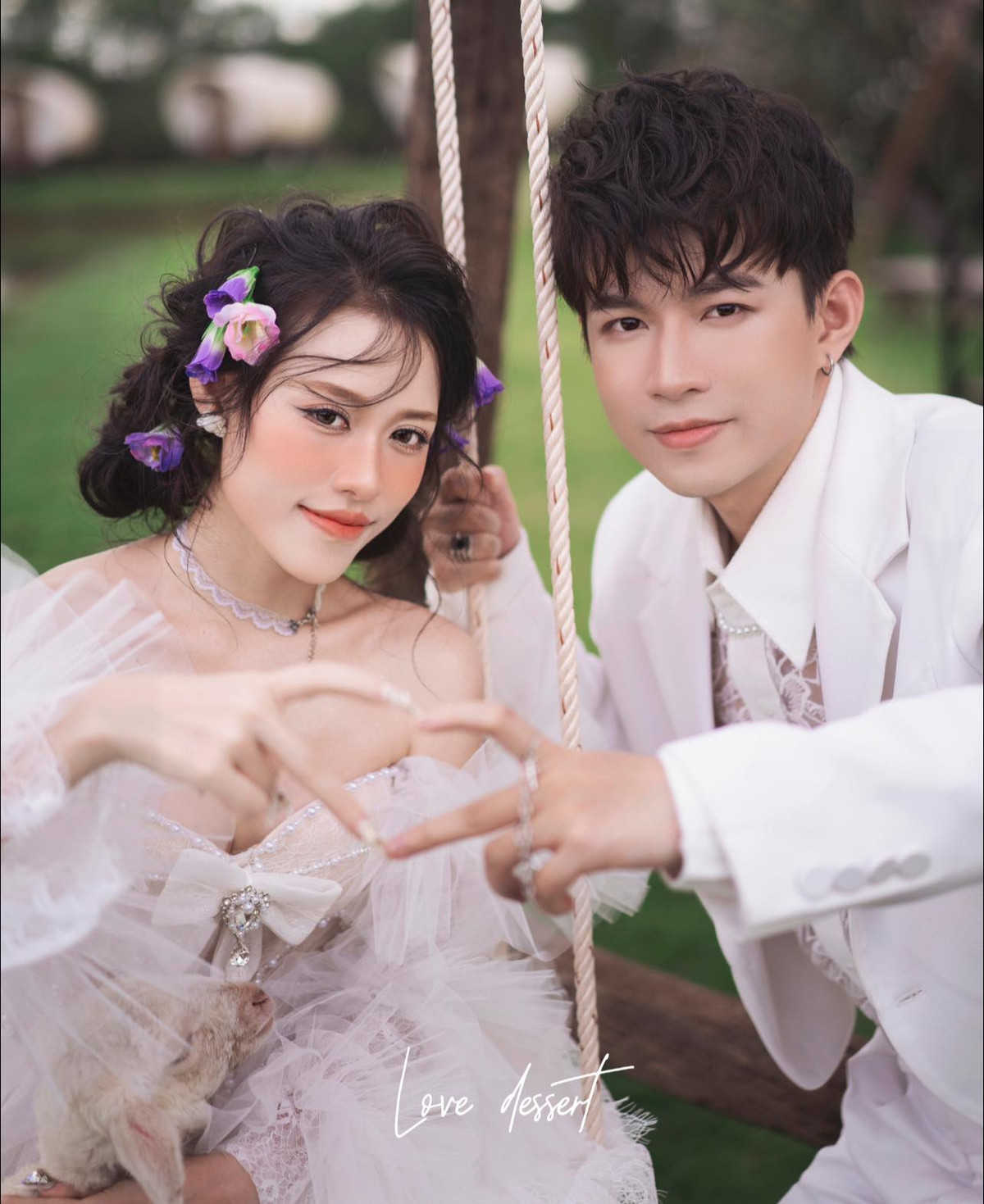 Đám cưới của cô nàng được nhiều người chúc mừng, xin vía.