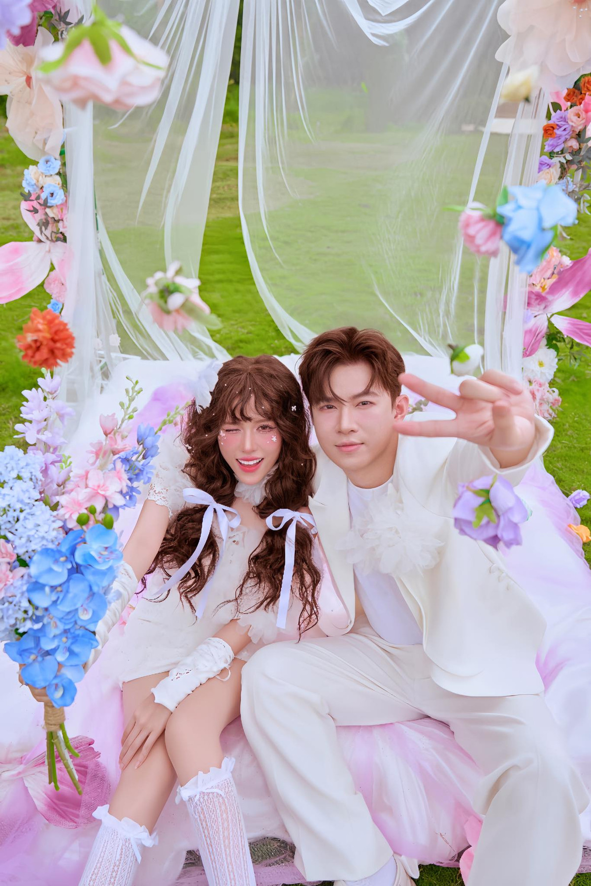 Được biết, trước khi kết hôn với chồng là Phạm Hưng, Trà Đặng đã từng có quãng thời gian yêu đương với Dương Duy từ năm 2018. Cả hai thường xuyên chia sẻ những hình ảnh vui vẻ của nhau trên trang cá nhân, và cho đến hiện tại thì vẫn còn giữ những clip đó.