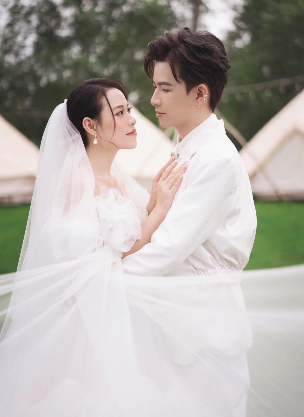 Sau một quãng thời gian đợi con cứng cáp, cặp đôi đã quyết định kết hôn và về chung một nhà.