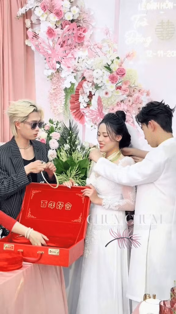 Cô dâu trong đám cưới nói trên là Tiktoker Trà Đặng (tên đầy đủ: Đặng Thu Trà, SN 1998, Hải Phòng). Trong lễ đính hôn của cô nàng, người yêu cũ là Dương Duy đã tham dự với một hộp đựng đầy vòng vàng. Theo một vị khách trong đám cưới, giá trị của số vàng này lên đến 10 cây vàng.