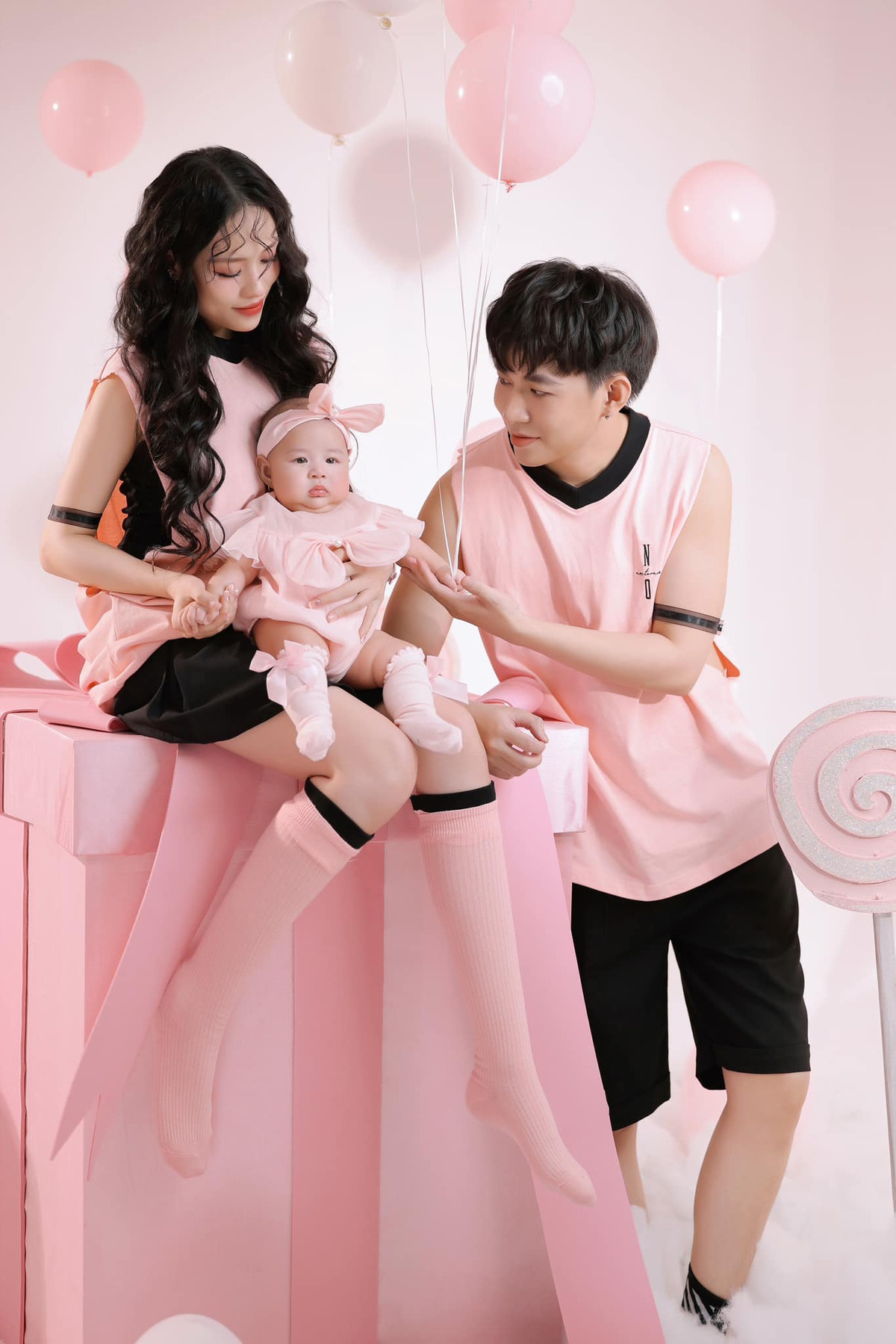 Bà mẹ 1 con được khen "trông mòn con mắt', xinh đẹp, quyến rũ không khác gì thời son rỗi. Cô nàng không giấu giếm mà thường xuyên đăng tải hình ảnh con gái cùng chồng lên trang cá nhân. (Ảnh: FBNV)