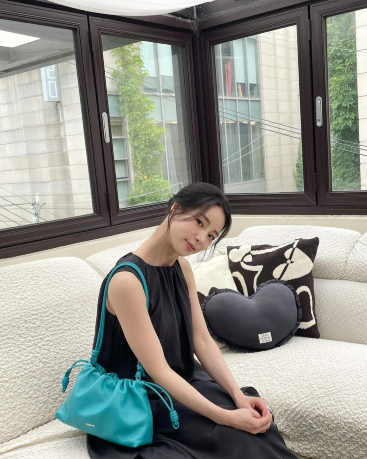 Lim Ji Yeon sinh năm 1990, cô bắt đầu hoạt động nghệ thuật từ hồi 2011 và nhanh chóng trở thành "mỹ nhân cảnh nóng" nổi bật của màn ảnh Hàn với màn trình diễn táo bạo trong hai bộ phim Obsessed và The Treacherous (Vương triều dục vọng).