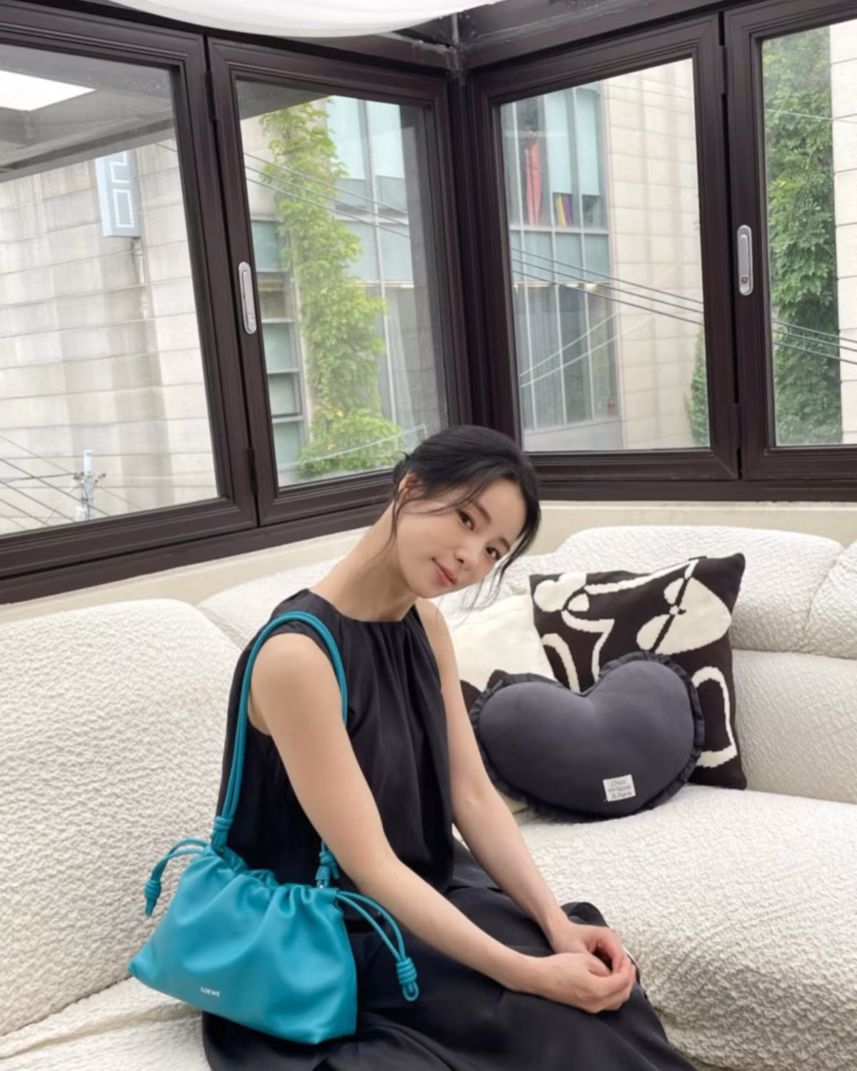 Lim Ji Yeon sinh năm 1990, cô bắt đầu hoạt động nghệ thuật từ hồi 2011 và nhanh chóng trở thành "mỹ nhân cảnh nóng" nổi bật của màn ảnh Hàn với màn trình diễn táo bạo trong hai bộ phim Obsessed và The Treacherous (Vương triều dục vọng).