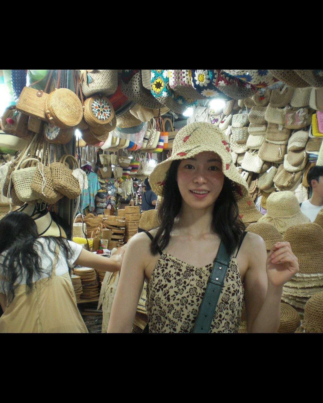 Cô nàng diện loạt váy hai dây thoải mái, đi dạo trên đường phố, ghé những cửa hàng bán đồ truyền thống.