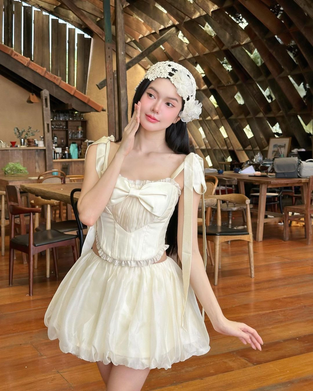 Cô nàng được biết đến nhiều hơn với vai diễn Như - bạn cùng phòng với nữ chính, là sinh viên năm 2 trường Nghệ thuật gây ấn tượng bởi vẻ ngoài có phần trau chuốt, điệu đà cùng tính cách đỏng đảnh.