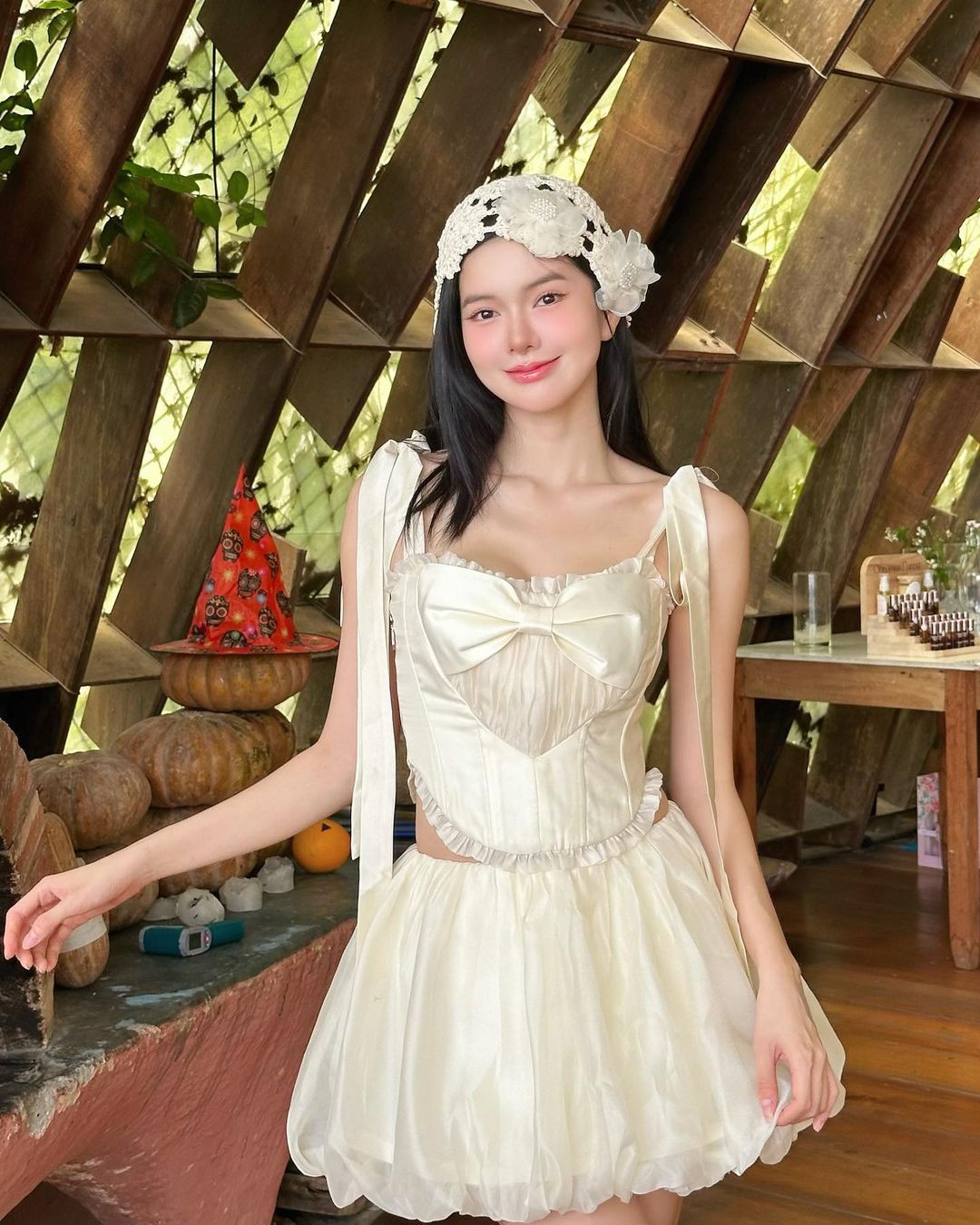 Dưới cái mác là sinh viên ngành nghệ thuật, Như chăm chút ngoại hình hơn hẳn hai bạn cùng phòng. Cô nàng hẹn hò cùng lúc với nhiều người đàn ông, thậm chí có "tình già" đến tận chỗ trọ tìm.