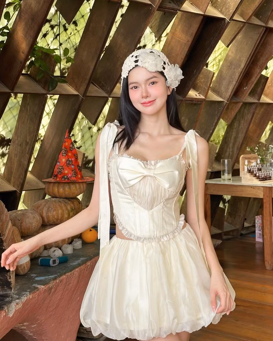 Dưới cái mác là sinh viên ngành nghệ thuật, Như chăm chút ngoại hình hơn hẳn hai bạn cùng phòng. Cô nàng hẹn hò cùng lúc với nhiều người đàn ông, thậm chí có "tình già" đến tận chỗ trọ tìm.