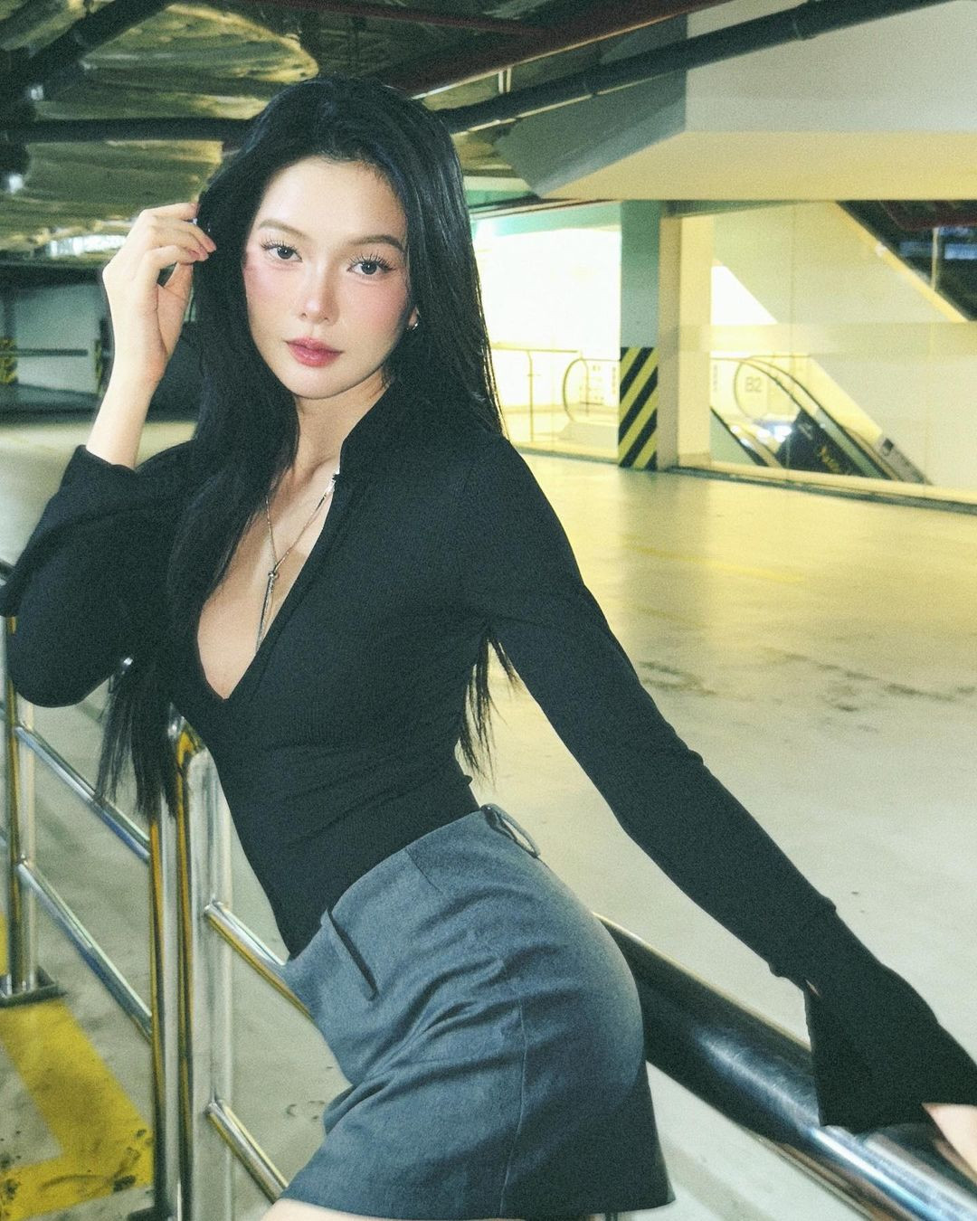 Biểu cảm hờ hững càng giúp cô nàng thêm phần thu hút.