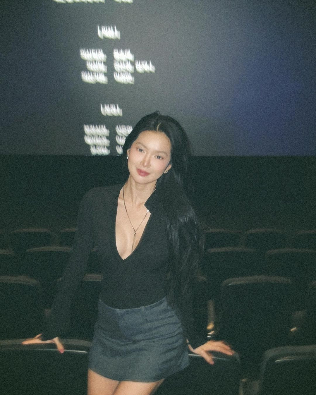 Vốn theo phong cách ngọt ngào, nữ tính, vẻ ngoài gợi cảm của cô nàng khiến người hâm mộ khá bất ngờ.