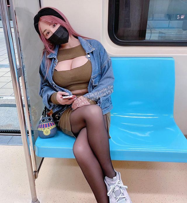 Nhiều người cho rằng sự quyến rũ không nhất thiết phải đến từ những kiểu phục trang kiệm vải, sự chừng mực, khéo léo sẽ đem đến vẻ gợi cảm tinh tế.