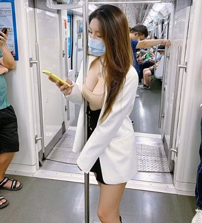 Việc chú ý đến trang phục vừa đảm bảo hình ảnh chỉn chu cho bản thân vừa giúp bạn được chú ý một cách tích cực khi có kết hợp quần áo ấn tượng. (Ảnh: Tổng hợp Facebook)