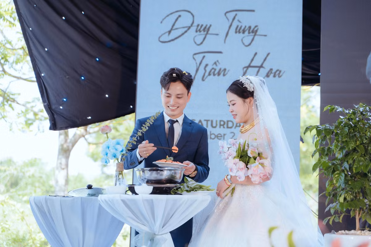 Ý tưởng và kế hoạch đưa việc nhúng lẩu vào lễ cưới do chú rể và cháu trai nghĩ ra. Theo đó, anh có kinh doanh quán lẩu và vợ anh là khách hàng thân thiết. Khi đến ăn lẩu tại quán của anh, bạn gái thường góp ý thẳng thắn. Cả hai bắt đầu liên lạc, nhắn tin qua lại từ đó. Cả hai còn cùng sinh hoạt đoàn tại địa phương. Có cơ hội tiếp xúc, hai người nảy sinh tình cảm và quyết định về chung nhà. Từ những kỷ niệm đặc biệt đó, anh Tùng quyết tâm đưa món lẩu lên sân khấu, tạo bất ngờ cho cô dâu.