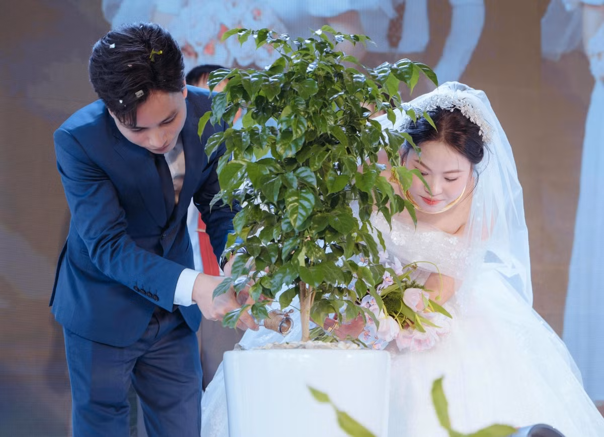 Anh Tùng không sợ mọi người bàn tán, nói mình nịnh vợ, đút thức ăn cho vợ giữa chốn đông người. Anh muốn thể hiện tình cảm và lời hứa chăm lo cho vợ những bữa ăn đầm ấm.