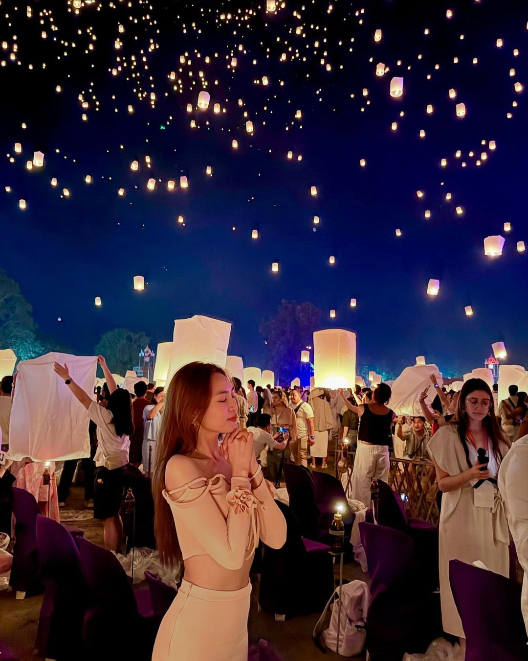 Giữa khung cảnh lung linh của những chiếc đèn mang theo niềm hi vọng, cô nàng nhắm mắt ước nguyện. (Ảnh: IGNV)