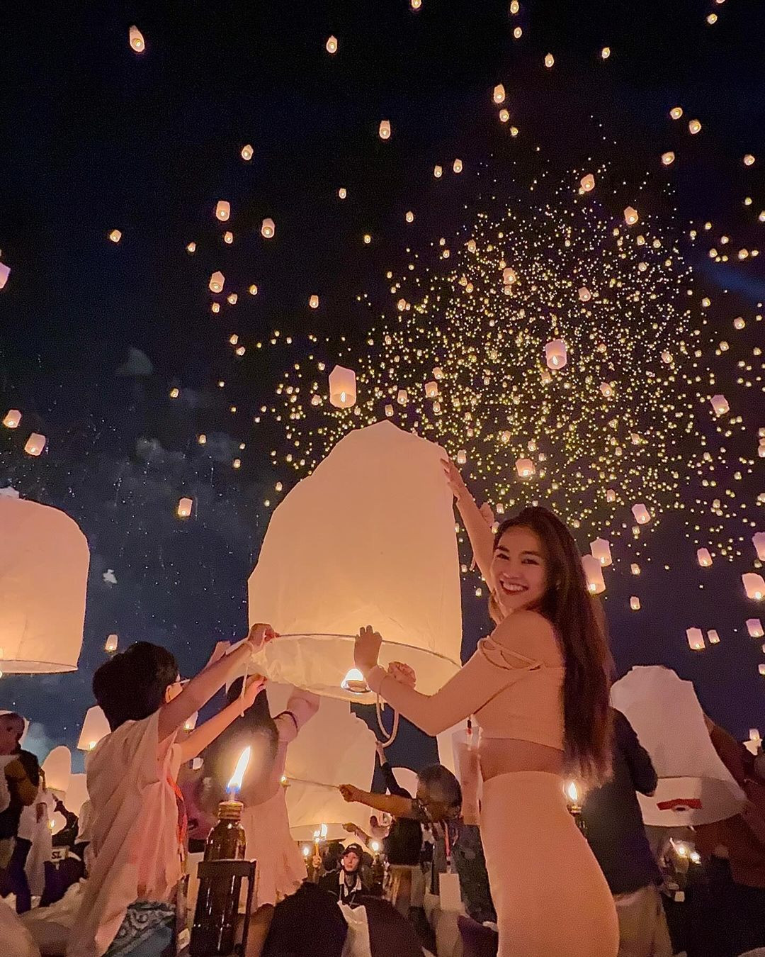 Trên trang cá nhân, nàng "ngọc nữ" khoe hình ảnh tươi cười rạng rỡ khi thả đèn trời. (Ảnh: IGNV)