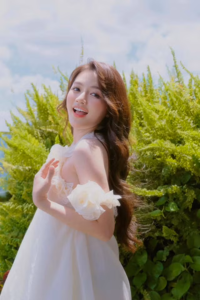 Cô nàng được nhận xét vẫn giữ được xét xinh xắn, đáng yêu như ngày nào nhưng có phần trưởng thành hơn trước.