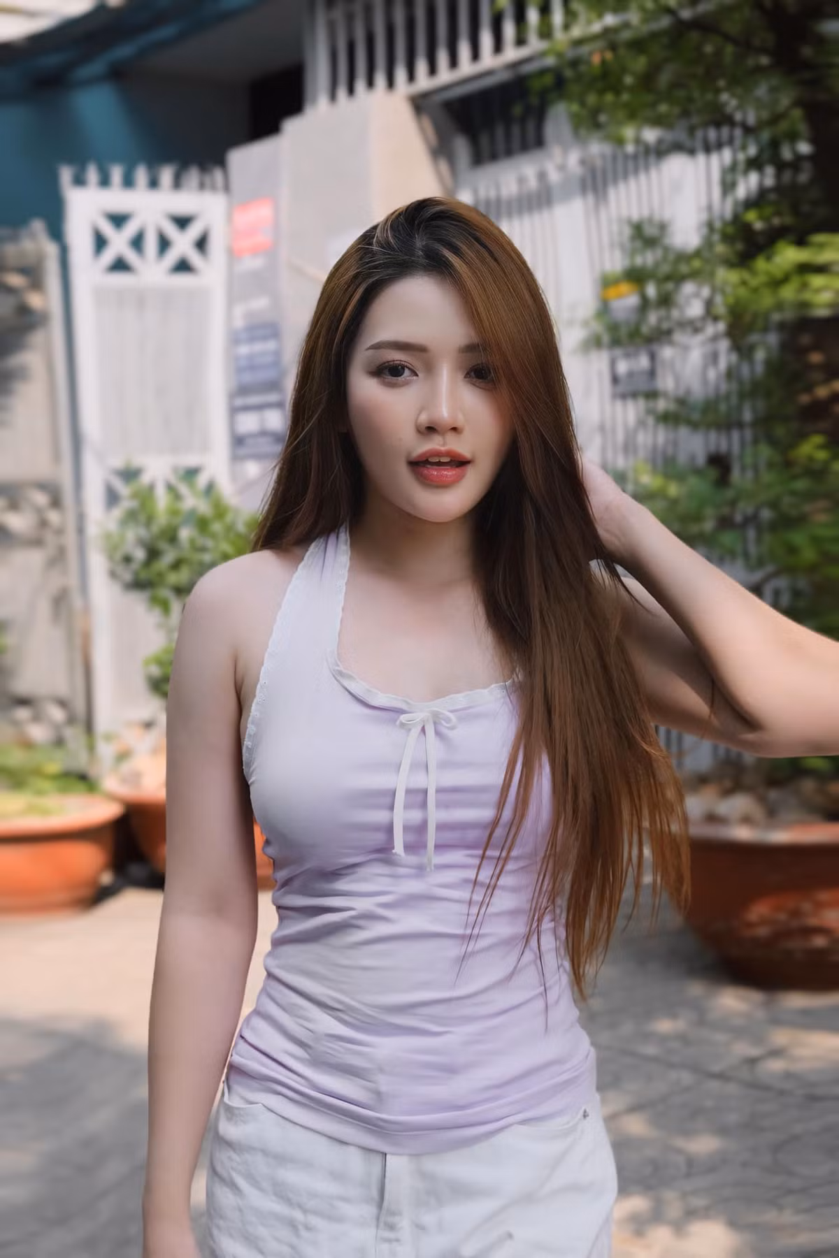 Cô nàng sở hữu fanpage với hơn 1 triệu người theo dõi, trang cá nhân cũng có gần 500.000 người follow. (Ảnh: FBNV)