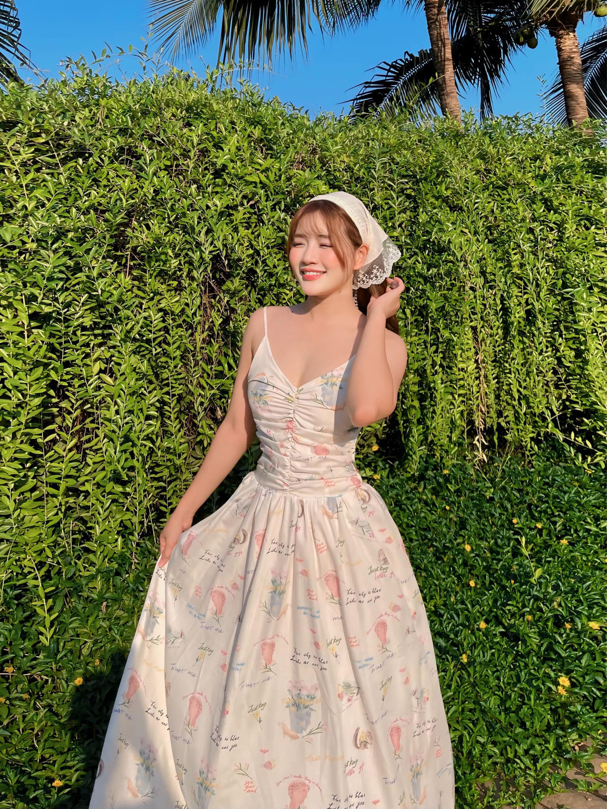 ...An Vy đã biết cách làm mới mình với những phong cách khác nhau, khi thì tiểu thư đài các, lúc lại gợi cảm quyến rũ.