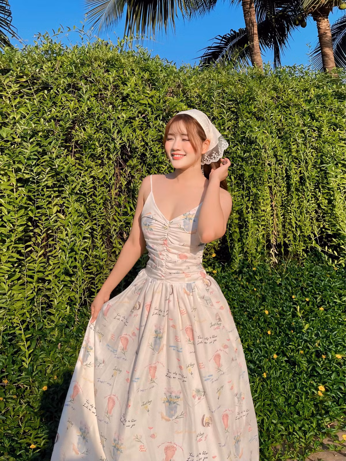 ...An Vy đã biết cách làm mới mình với những phong cách khác nhau, khi thì tiểu thư đài các, lúc lại gợi cảm quyến rũ.