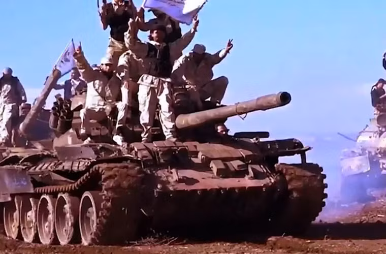 Một số chiếc T-55 mà FSA cướp được thậm chí còn lắp giáp phản ứng nổ ERA.