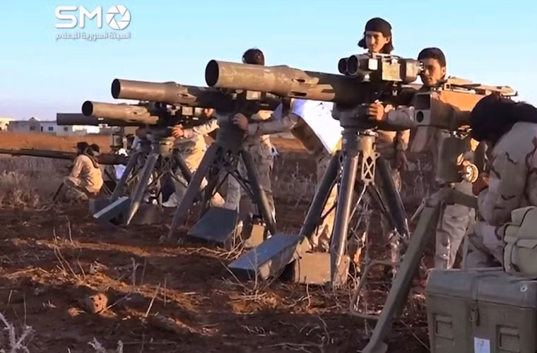  Quân đội Syria Tự do (FSA) là một tổ chức vũ trang tập hợp những binh sĩ đào tẩu (đào ngũ khỏi Quân đội Syria) và dân quân chống lại chính quyền Tổng thống Assad. Ngoài phiến quân IS thì FSA được xem là một trong những lực lượng nổi dậy ở Syria có sức mạnh quân sự khiến Quân đội Syria (SAA) phải kiềng nể. Mới đây, FSA đã “khoe” hàng loạt thứ vũ khí của lực lượng này trên phương tiện truyền thông.