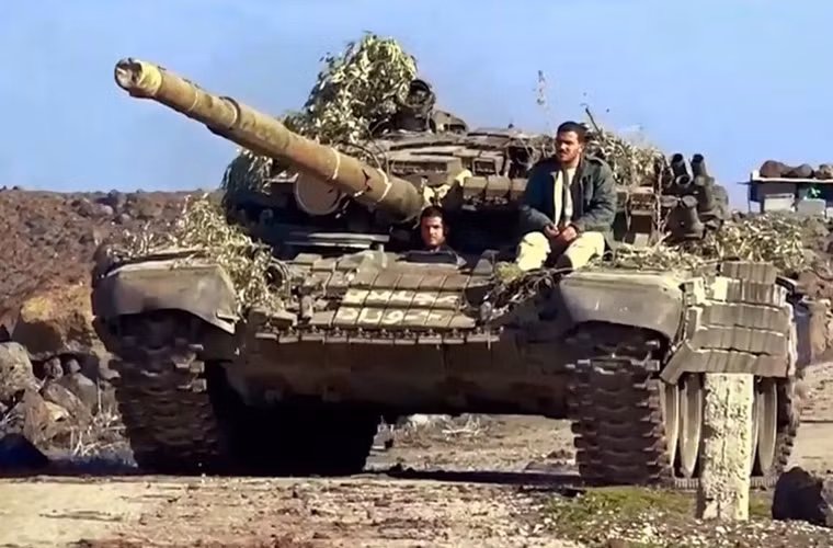 Lực lượng thiết giáp của FSA cũng được trang bị những chiếc xe tăng chủ lực T-72 hiện đại. Tuy nhiên, số lượng T-72 của FSA được cho là chỉ dưới 10 chiếc.