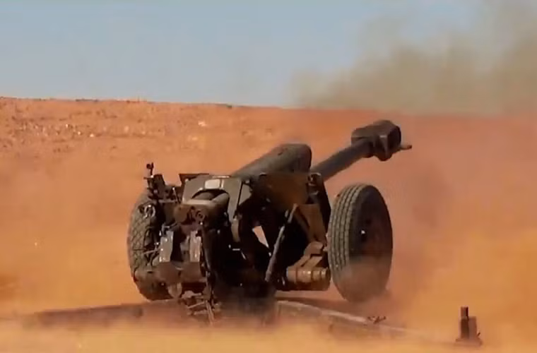 Lựu pháo D30 122mm của FSA. Ngoài loại pháo này, FSA được cho là còn sở hữu pháo tầm xa 130mm M46, pháo tự hành 2S1 122mm và 2S3 152mm.