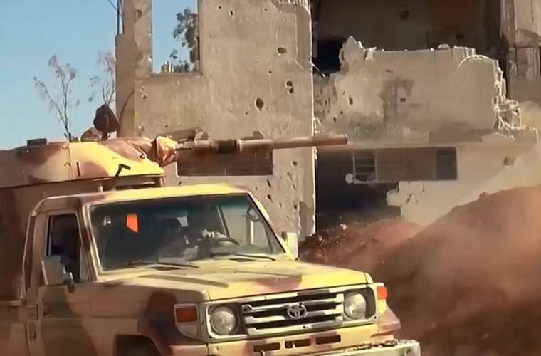 Ngoài ra, Quân đội Syria Tự do (FSA) còn cải tiến vũ khí thường là lắp tháp pháo (lấy từ xe bọc thép bị phá hỏng) hay súng máy lên xe bán tải để cơ động dễ dàng. Ảnh: Tháp pháo xe chiến đấu bộ binh BMP được lắp lên một chiếc ô tô bán tải.